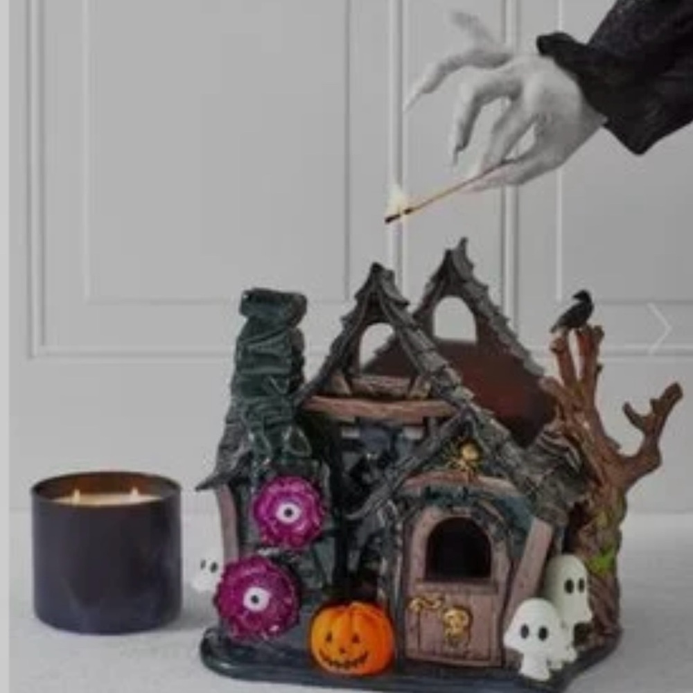 2022 Brand New in Shipper box Bath And Bodywork’s Haunted House Luminary.